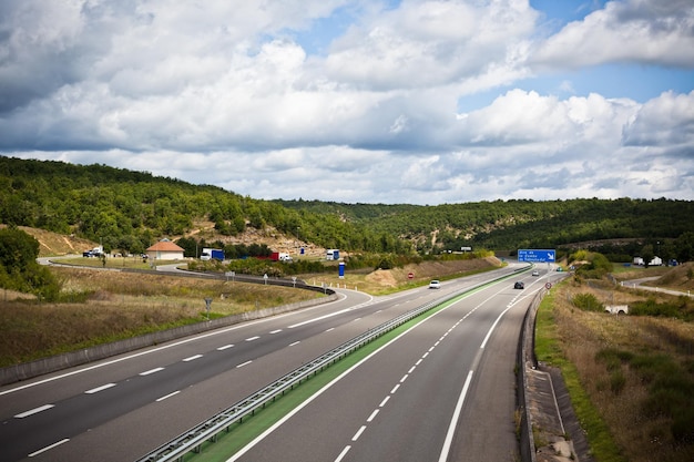 Autobahn durch Frankreich im Sommer Ansicht von oben