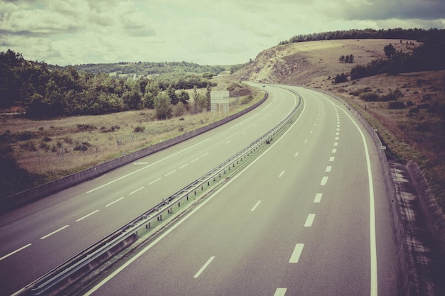 Autobahn durch Frankreich im Sommer