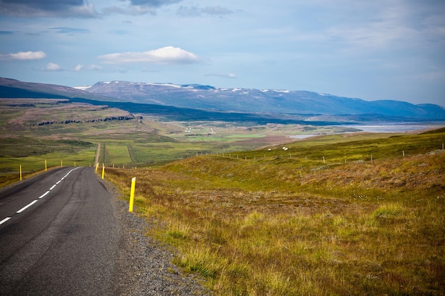 Autobahn durch isländische Landschaft