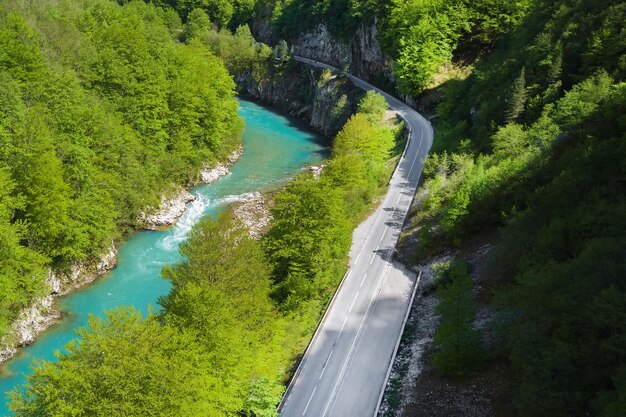 Foto autobahn entlang des flusses in der draufsicht der berge