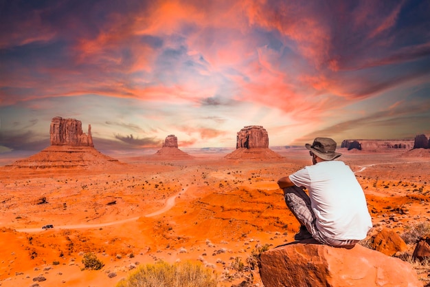 Autobahn erreicht Monument Valley bei Sonnenuntergang Utah Vereinigte Staaten