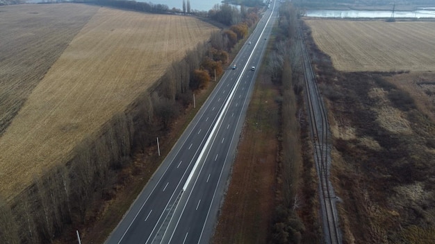 Autobahn fahrende Autos landwirtschaftliche Felder nach Ernteseen am Herbsttag