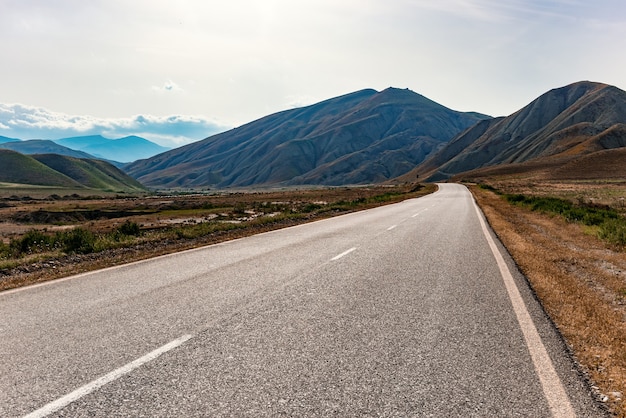 Autobahn in einer bergigen Gegend