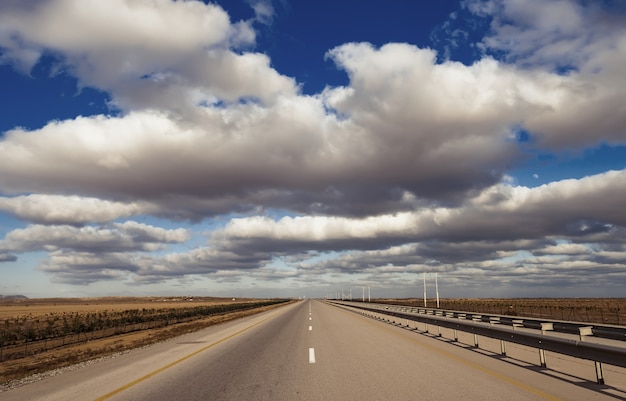 Autobahn, lange leere Straße