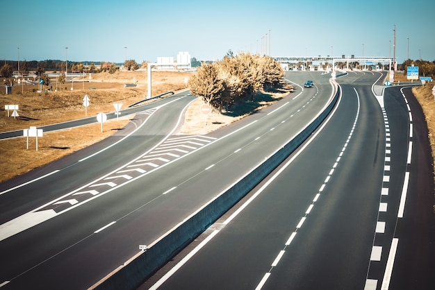 Autobahn Miltilane mit Mautstelle