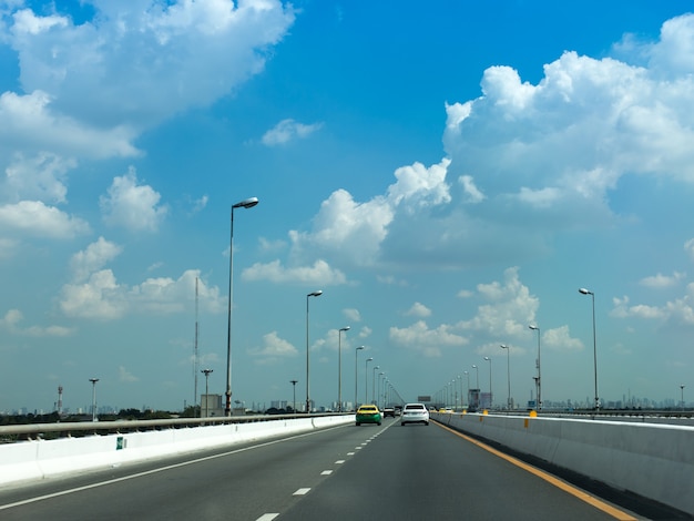 Autobahn mit blauem Himmel