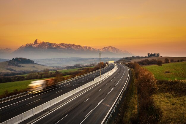 Autobahn mit einem LKW unter der Hohen Tatra in der Slowakei