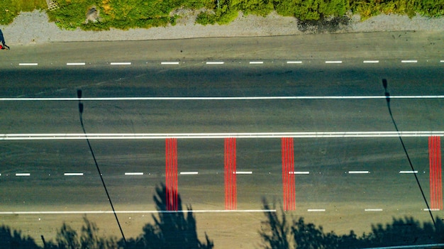 Autobahn mit Fahrbahnmarkierungen aus großer Höhe. Nahansicht