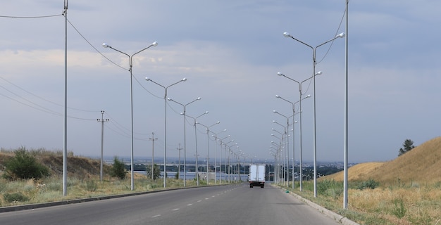 Autobahn mit Lichtmasten tagsüber