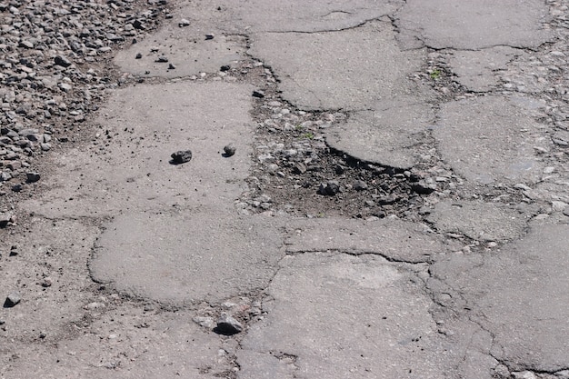 Autobahn mit Löchern auf ukrainischen Straßen