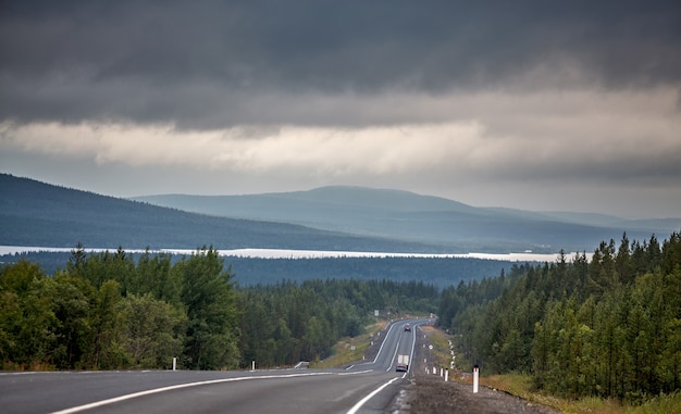 Autobahn mit Markierungen auf der Himmelsoberfläche.