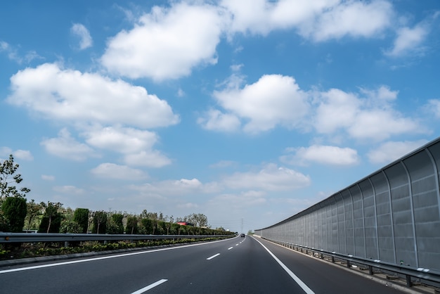 Autobahn-Skyline und Naturlandschaft im Freien