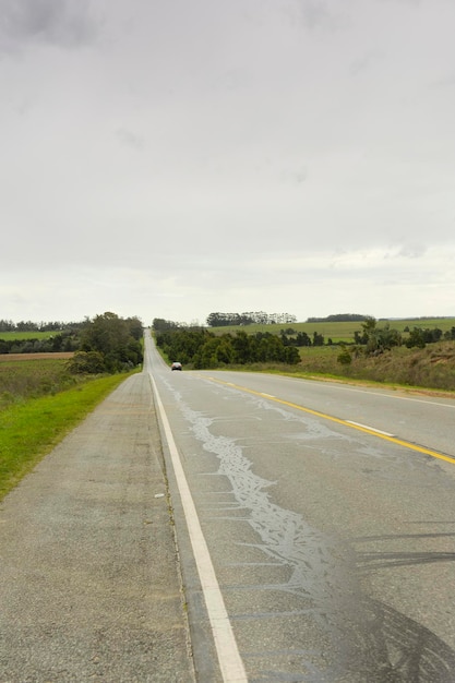 Autobahn über die Prärienlandschaft Uruguays