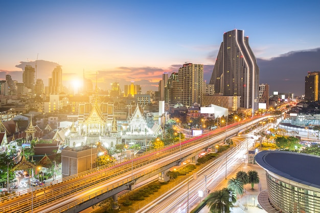 Autobahn und Skyling in der Geschäftszone oder im Stadtzentrum von Bangkok Thai