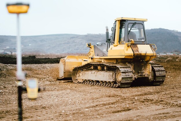 Foto autobahn- und straßenbaustelle mit motorgraderbagger und bulldozer im einsatz