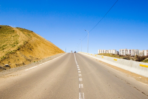 Autobahn- und Straßenlandschaft und Ansicht in Tiflis, Georgien