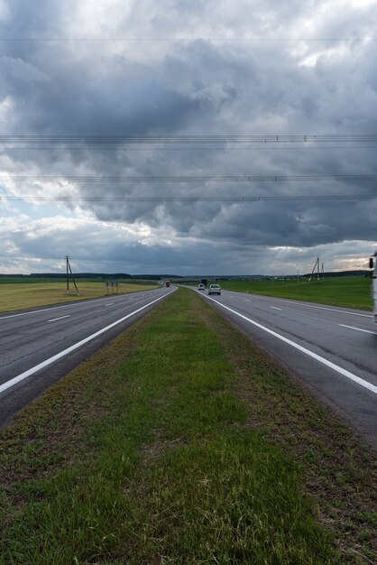 Autobahn vor dem Sturm. Dramatische Wolken