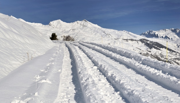 Autobahnen im Schnee bedeckten eine Straße im alpinen Berg im Winter