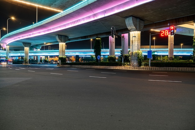 Autobahnen und Überführungen in der Nacht