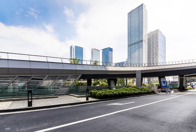 Autobahnen und moderne städtische Gebäude in Chengdu, China