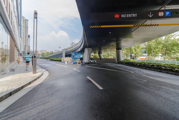 Autobahnen und moderne städtische Gebäude in Chengdu, China