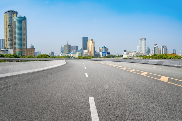 Autobahnhintergrund und städtische Skyline