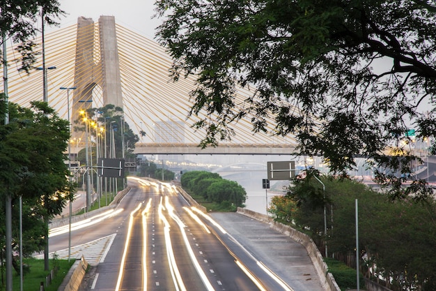 Foto autobahns und verkehr auf der autobahn von sao paulo mit hoher geschwindigkeit