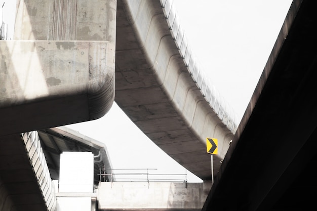 Autobahnüberführung und straße im flachen stil. konzeptioneller hintergrund des modernen stadtlebens