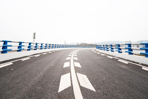 Autobahnviadukt, Autobahn mit Asphaltdecke