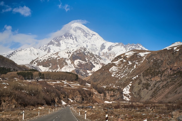 Autobergstraße zum Fuß des Berges Kazbegi. Schneekappe auf dem Gipfel des Berges.