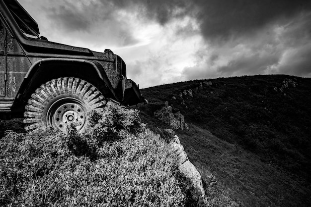 Autobremsen mit Absorbern Autoreifen Reifen für Offroad-LKW-Autorad auf Offroad-Steppen-Abenteuer-Trai