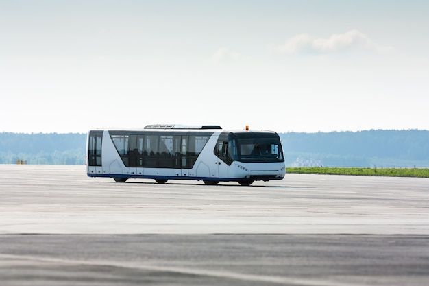 Autobús del aeropuerto en la calle de rodaje