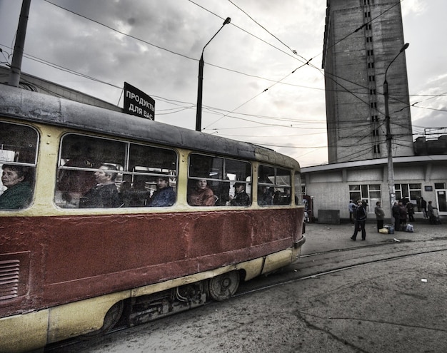 Foto un autobús amarillo y rojo con un cartel que dice el número 39