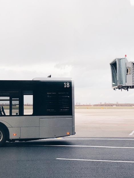 Autobús en la carretera contra el cielo