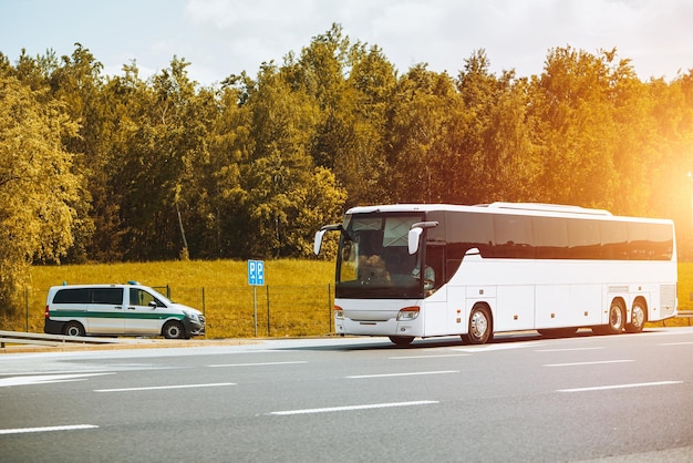 El autobús se detuvo en el estacionamiento de la carretera.