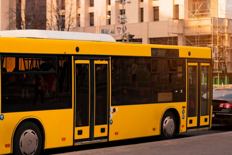Autobús eléctrico amarillo en la ciudad. Cero emisiones. Energía alternativa
