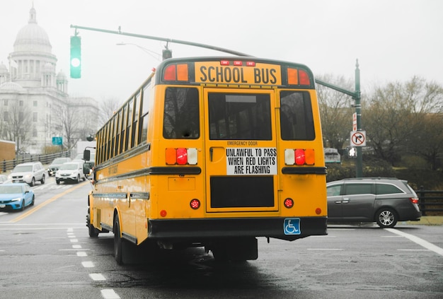 Un autobús escolar amarillo está conduciendo por la calle.