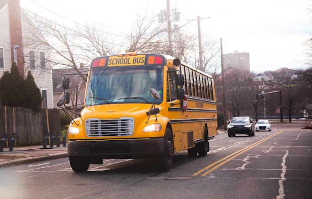 Un autobús escolar amarillo está conduciendo por la calle.