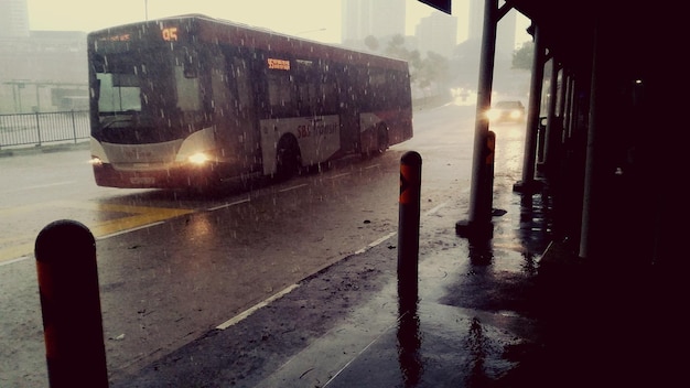 Autobús en movimiento en la carretera durante la temporada de lluvias