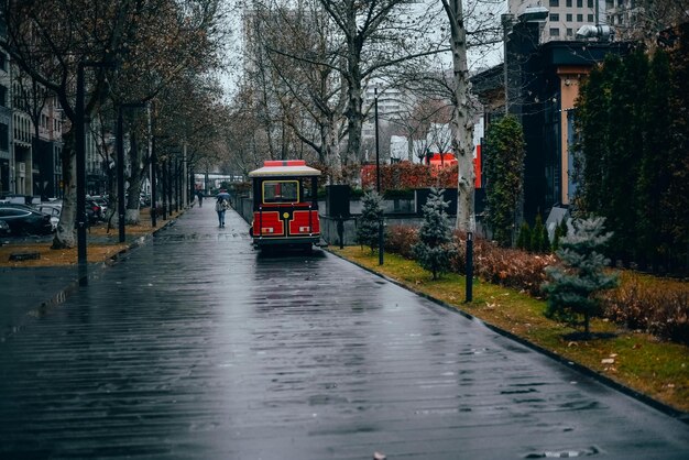un autobús rojo y blanco está conduciendo por la calle