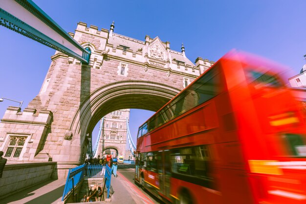 Autobús rojo borroso en el Tower Bridge en Londres