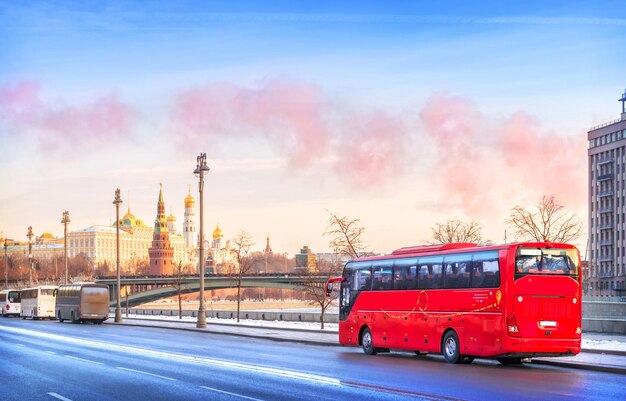 Autobús rojo Moscú inolvidable en el terraplén Prechistenskaya del río Moscú Kremlin de Moscú Moscú