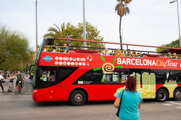 Autobús turístico de la ciudad de Barcelona con gente en la calle en la ciudad de Barcelona.