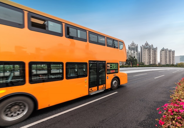 El autobús turístico se ejecuta en la carretera