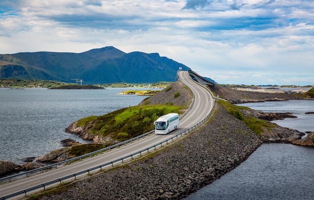 Autobús turístico que viaja por la carretera en Noruega. Atlantic Ocean Road o Atlantic Road (Atlanterhavsveien) recibió el título de "Construcción noruega del siglo".