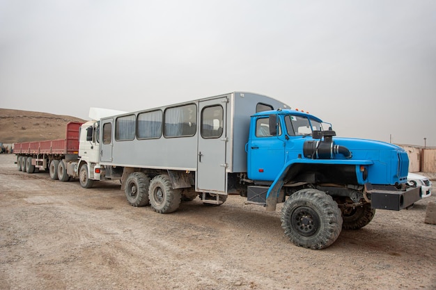 Un autobús de turno para trabajadores en un sitio de construcción industrial