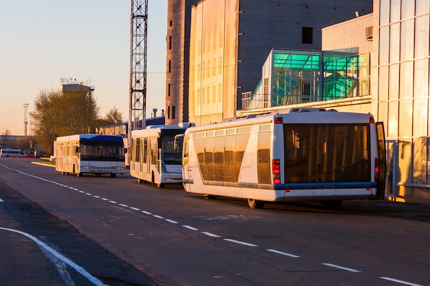 Foto los autobuses del aeropuerto a la luz de la mañana cerca de la terminal en construcción