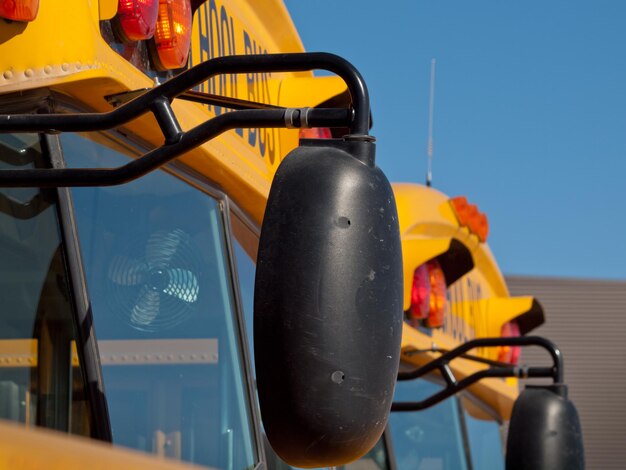 Autobuses escolares estacionados cerca de la escuela secundaria.