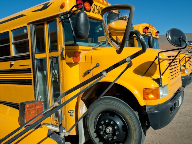 Autobuses escolares estacionados cerca de la escuela secundaria.