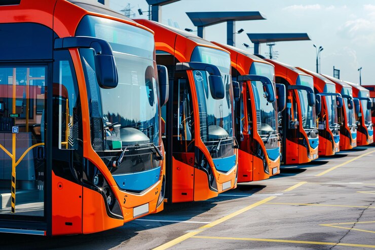 Autobuses naranjas modernos estacionados en un depósito